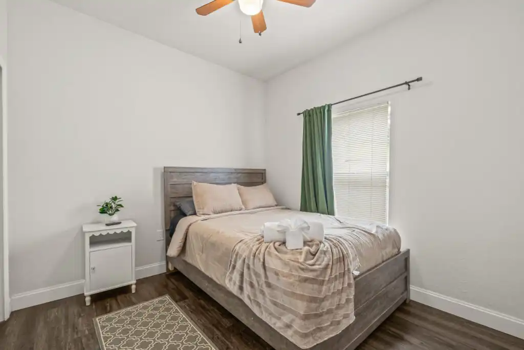 32_3016 e chelsea st-12
